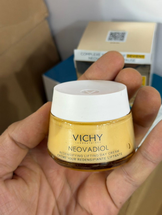 کاهنده خطوط خنده و دور لب